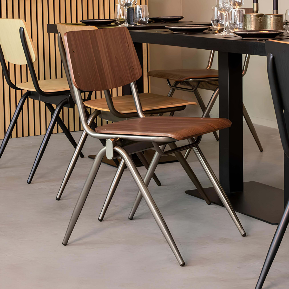 Stapelbare-Schoolstoel-OXFORD-Donkerbruin-Hout-M