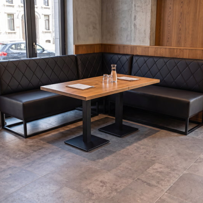 Banquette d’angle pour restaurant en simili cuir noir dans le coin d’une brasserie namuroise