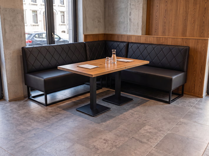 Banquette d’angle pour restaurant en simili cuir noir dans le coin d’une brasserie namuroise