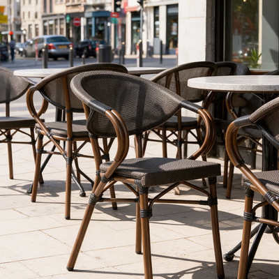 Chaises de terrasse horeca en aluminium sur une terrasse de café à Liège