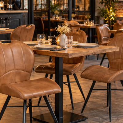 Chaises horeca en similicuir et métal alignées dans une brasserie