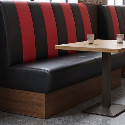 Banquette de restaurant en simili cuir bicolore le long du mur d’une brasserie liégeoise