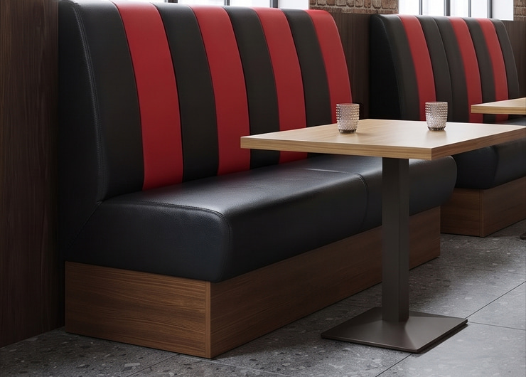 Banquette de restaurant en simili cuir bicolore le long du mur d’une brasserie liégeoise