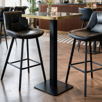 Mobilier horeca professionnel : tables hautes et mange-debout dans un bar