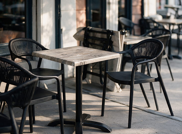 Mobilier de terrasse horeca en aluminium sur une terrasse de café à Liège