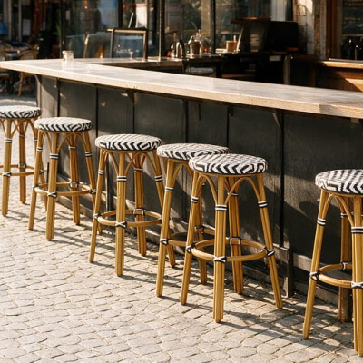 Tabourets de bar extérieur en aluminium et rotin au comptoir d’une terrasse de café à Liège